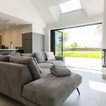 Perfect Family Retreat With Hot Tub, Nr The Lakes *