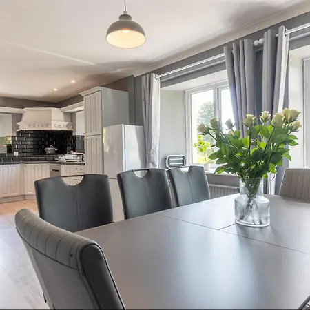 Perfect Family Retreat With Hot Tub, Nr The Lakes Natland