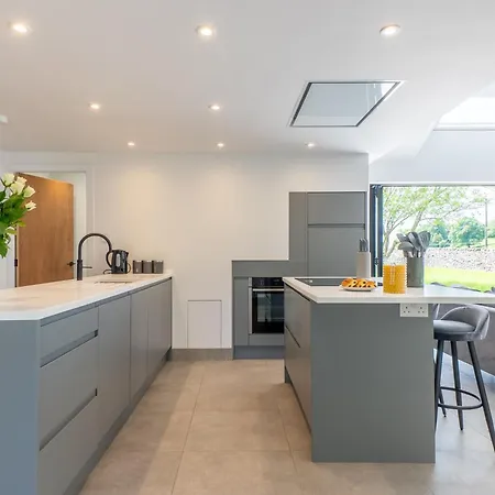 Perfect Family Retreat With Hot Tub, Nr The Lakes *