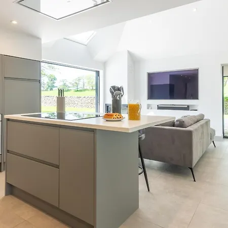 Perfect Family Retreat With Hot Tub, Nr The Lakes Natland